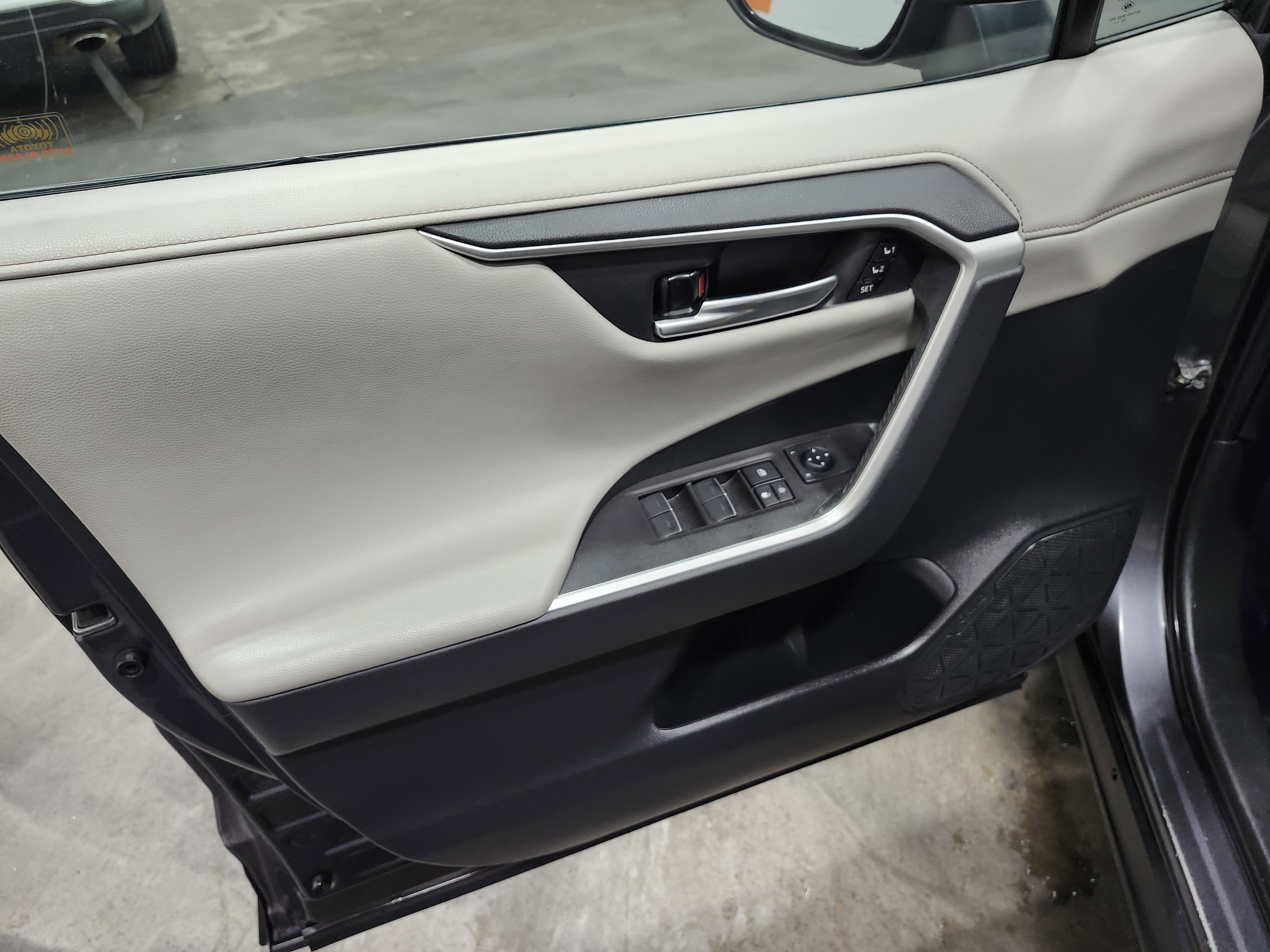 Used 2023 Toyota RAV4 Limited image 27