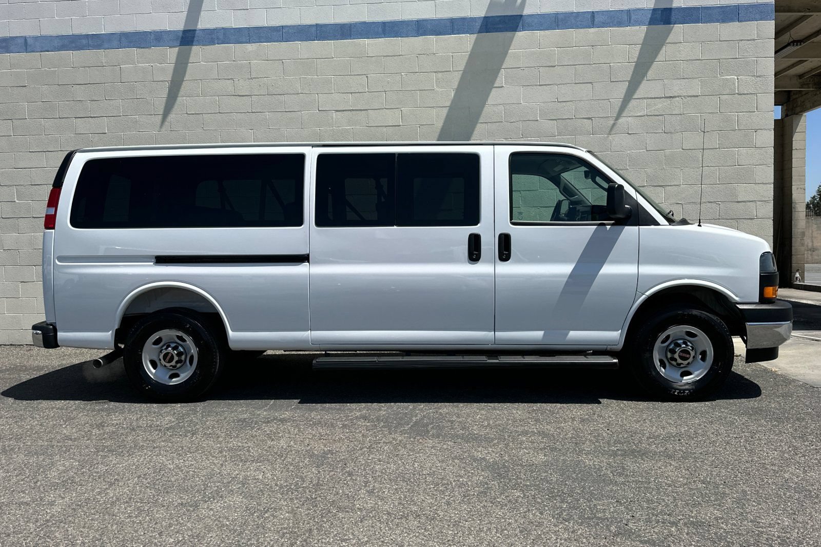 Certified 2025 GMC Savana 3500 LT w/ LT Preferred Equipment Group RWD image 3