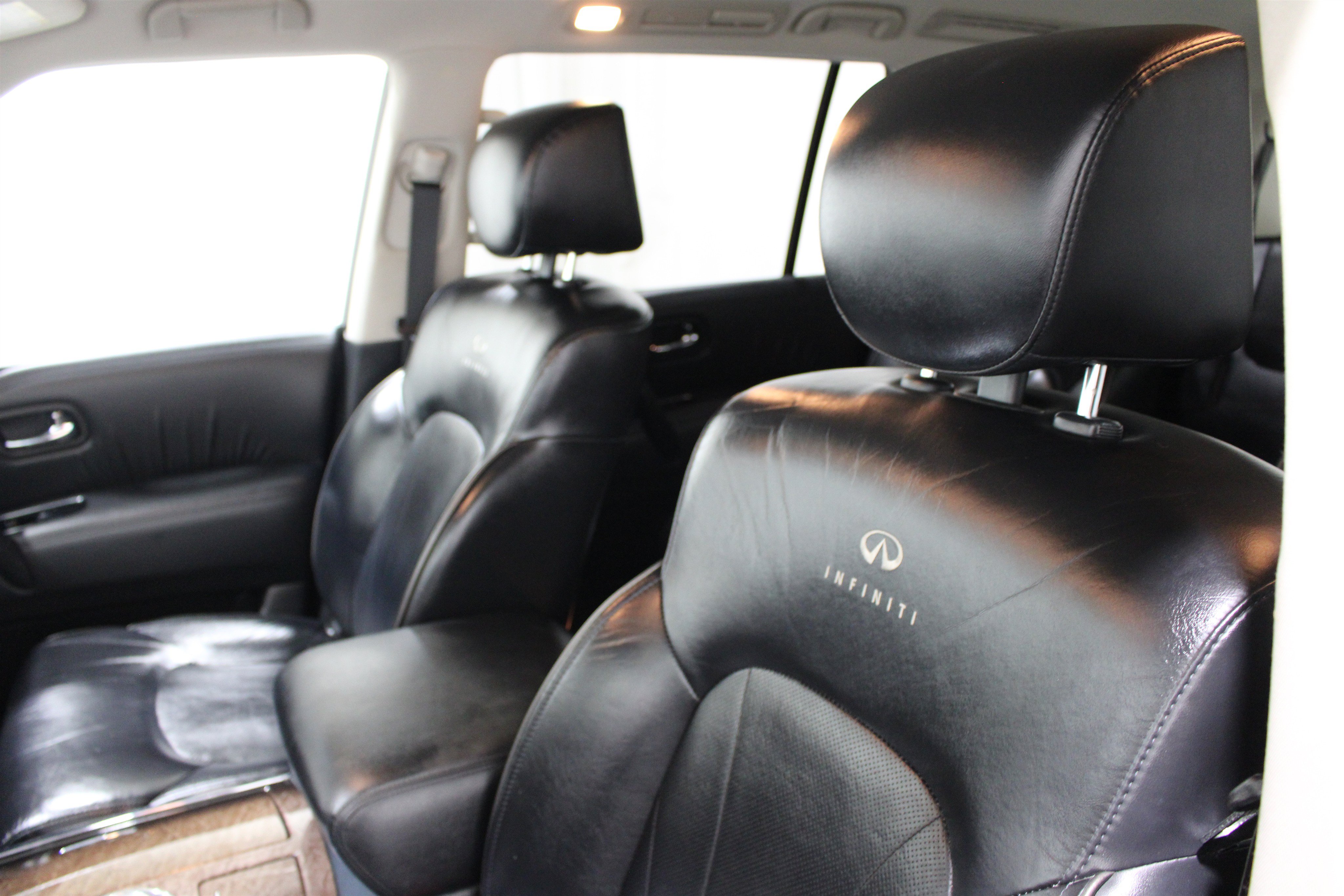 Used 2011 INFINITI QX56 4WD w/ Deluxe Touring Pkg image 4