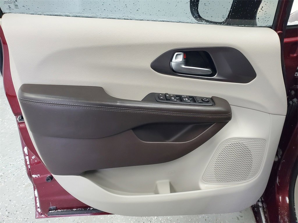 Used 2017 Chrysler Pacifica Touring image 7