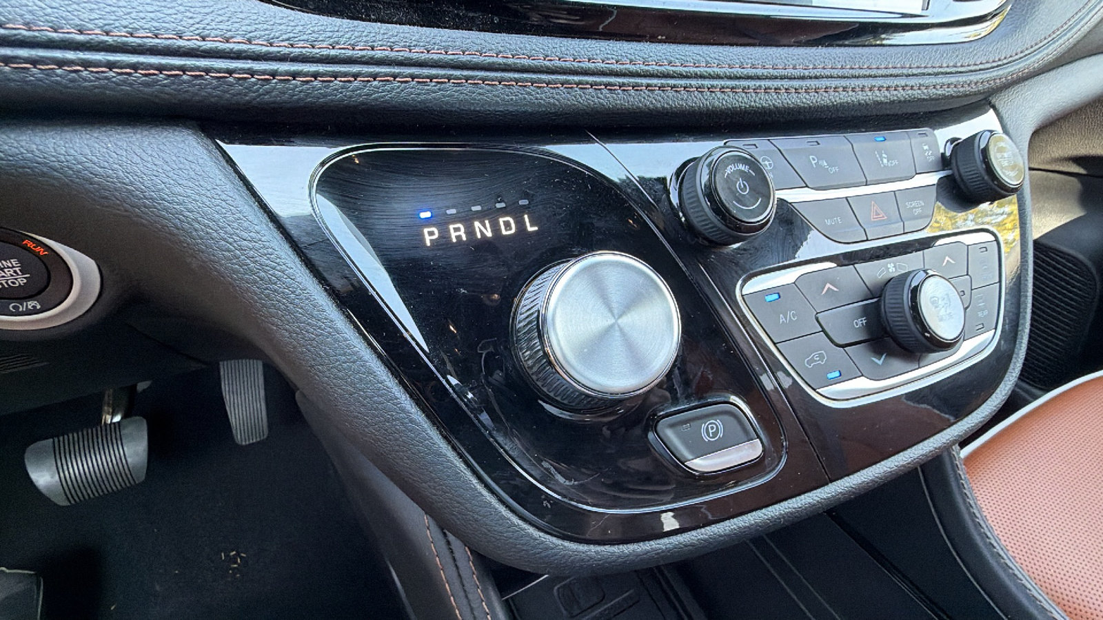 Used 2024 Chrysler Pacifica Pinnacle FWD image 30