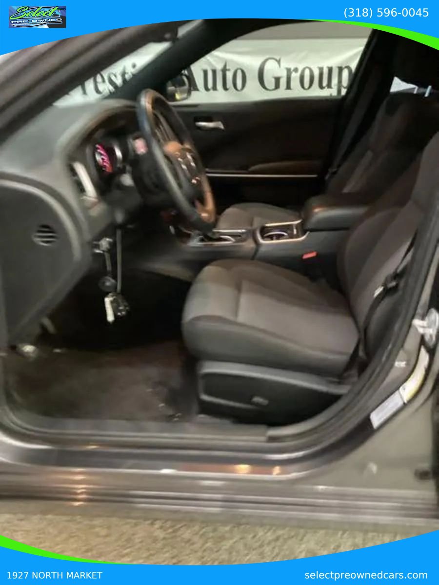 Used 2017 Dodge Charger SE RWD image 4