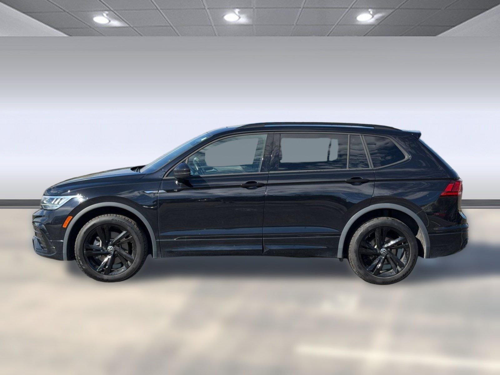 Used 2023 Volkswagen Tiguan SE R-Line AWD/4WD image 2