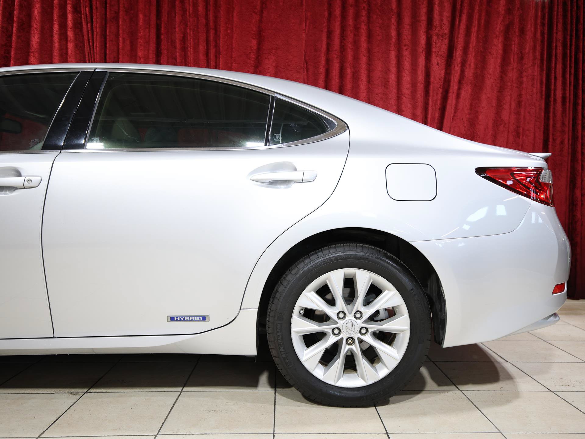 Used 2014 Lexus ES 300h w/ Luxury Package w/Bamboo Trim FWD image 6