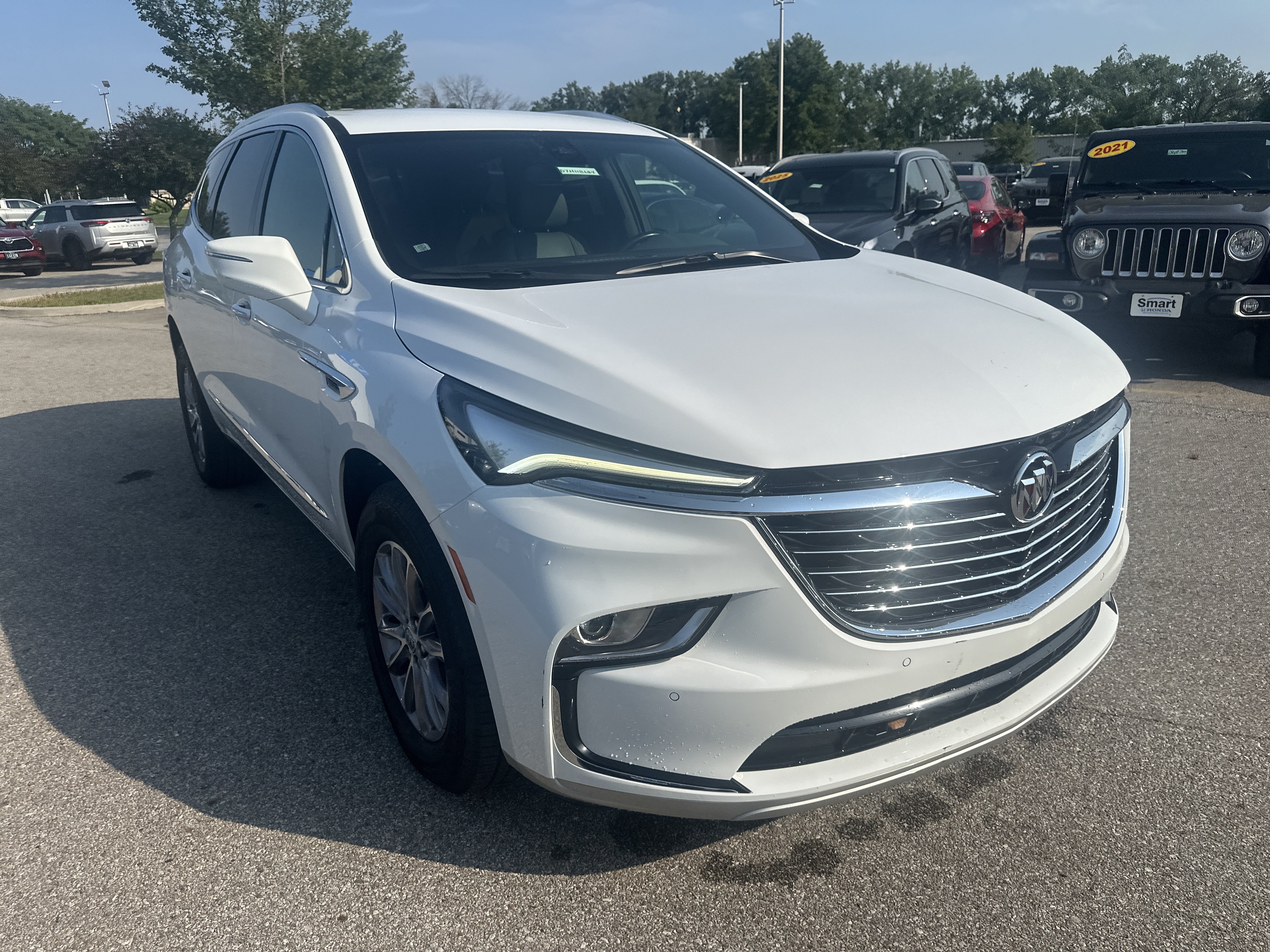 Used 2024 Buick Enclave Essence AWD/4WD image 2