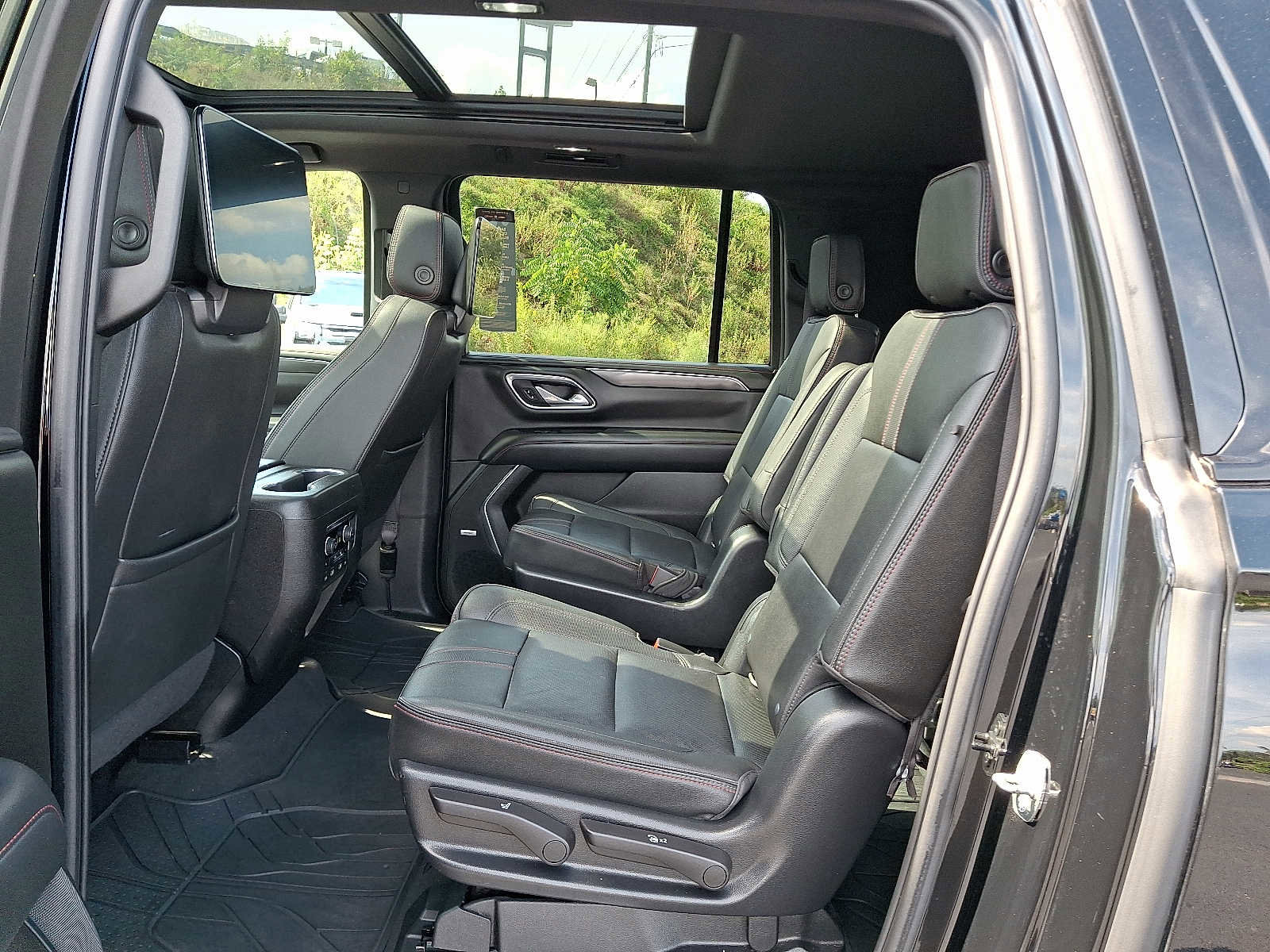 Used 2022 Chevrolet Suburban RST w/ Luxury Package image 12