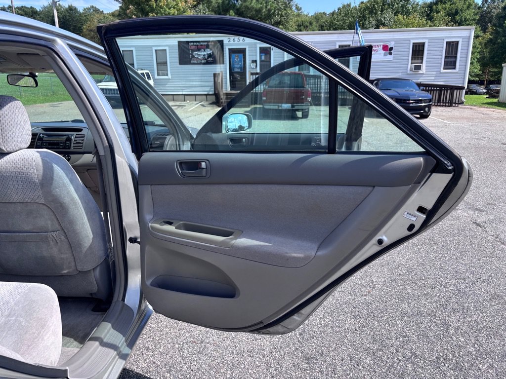 Used 2004 Toyota Camry FWD image 19