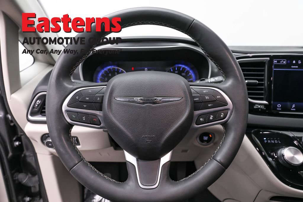 Used 2023 Chrysler Pacifica Touring-L FWD image 10
