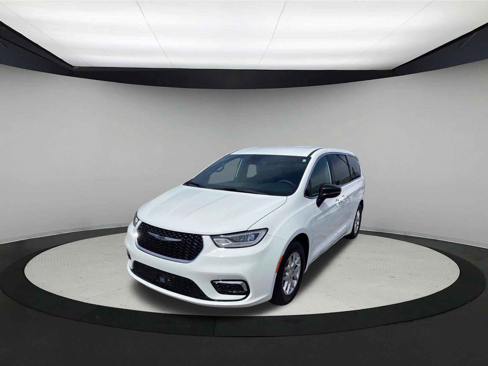Used 2026 Chrysler Pacifica Select FWD image 4