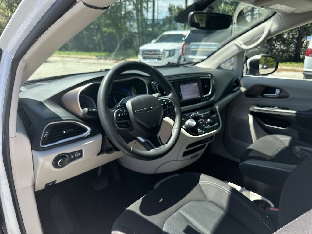 Used 2023 Chrysler Voyager LX FWD image 10