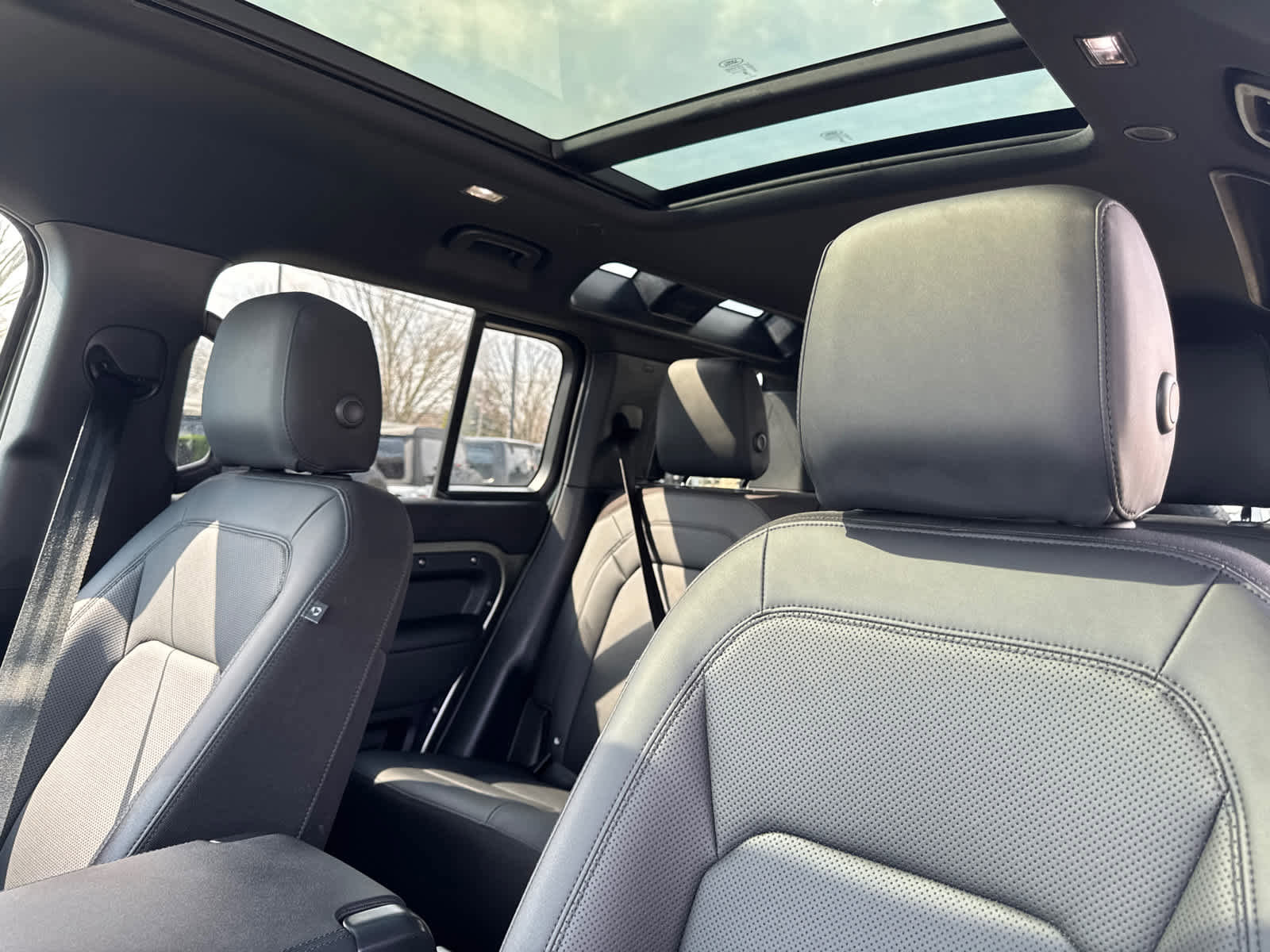 Used 2025 Land Rover Defender 110 S image 15