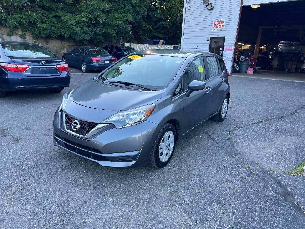 Used 2017 Nissan Versa Note SV FWD image 2
