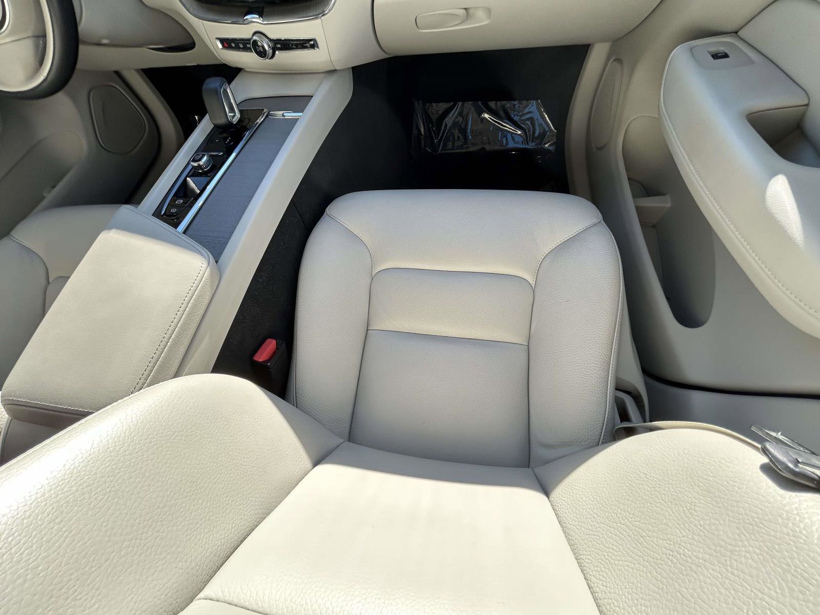 Certified 2023 Volvo XC60 B5 Plus w/ Climate Package image 15