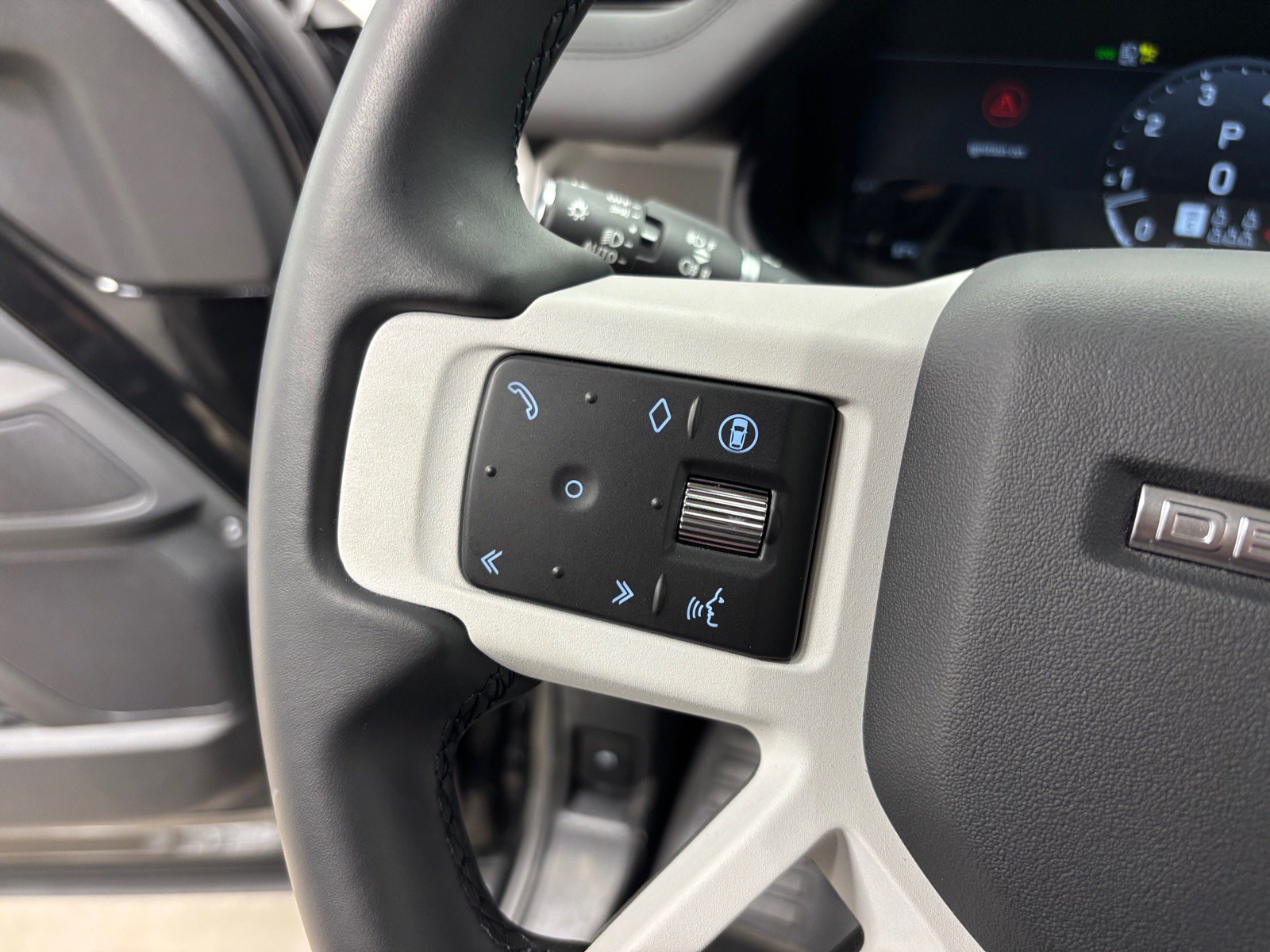 New 2025 Land Rover Defender 130 X-Dynamic SE AWD/4WD image 21