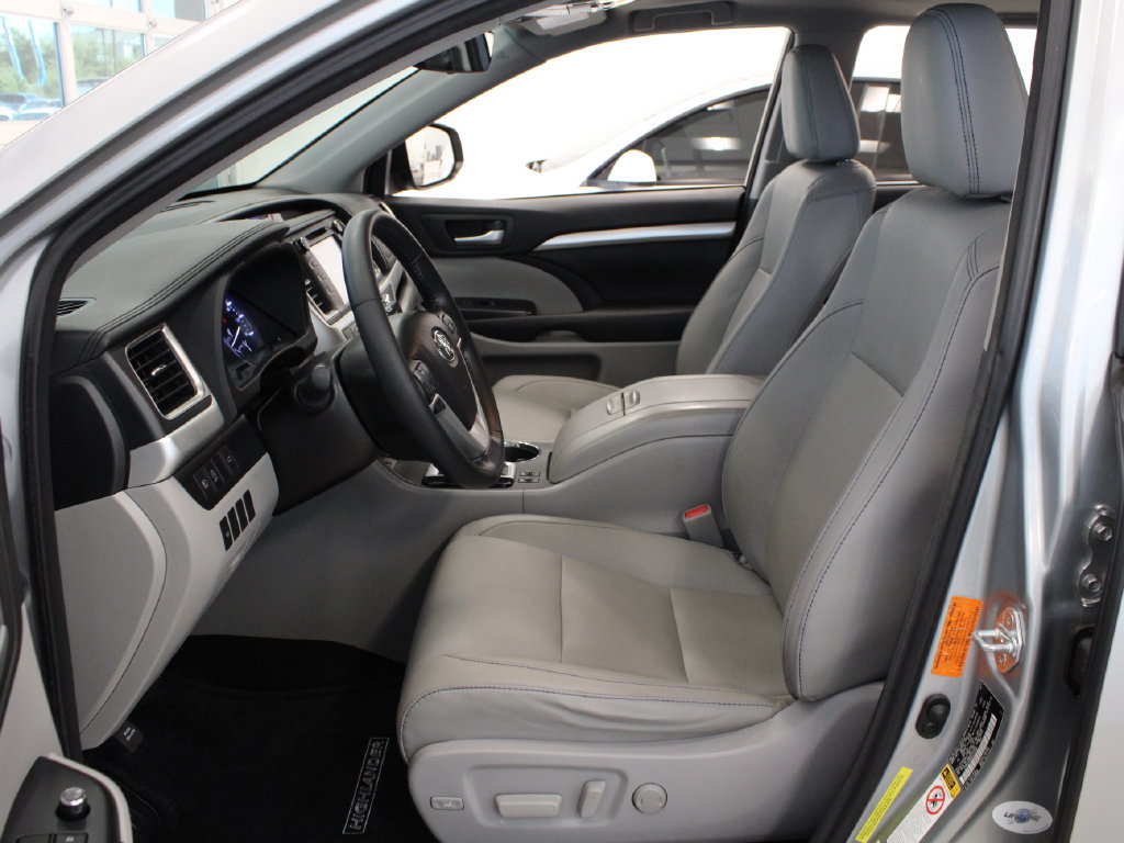 Used 2017 Toyota Highlander XLE FWD image 12