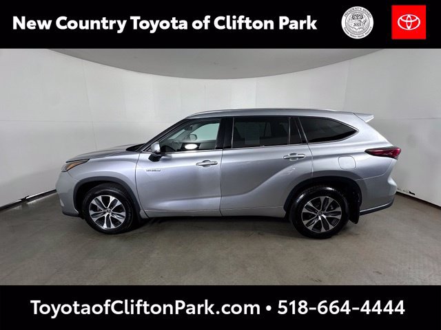 Used 2021 Toyota Highlander XLE AWD/4WD image 4