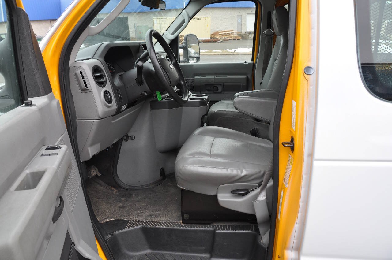 Used 2014 Ford E-250 and Econoline 250 Extended w/ Power Group RWD image 17