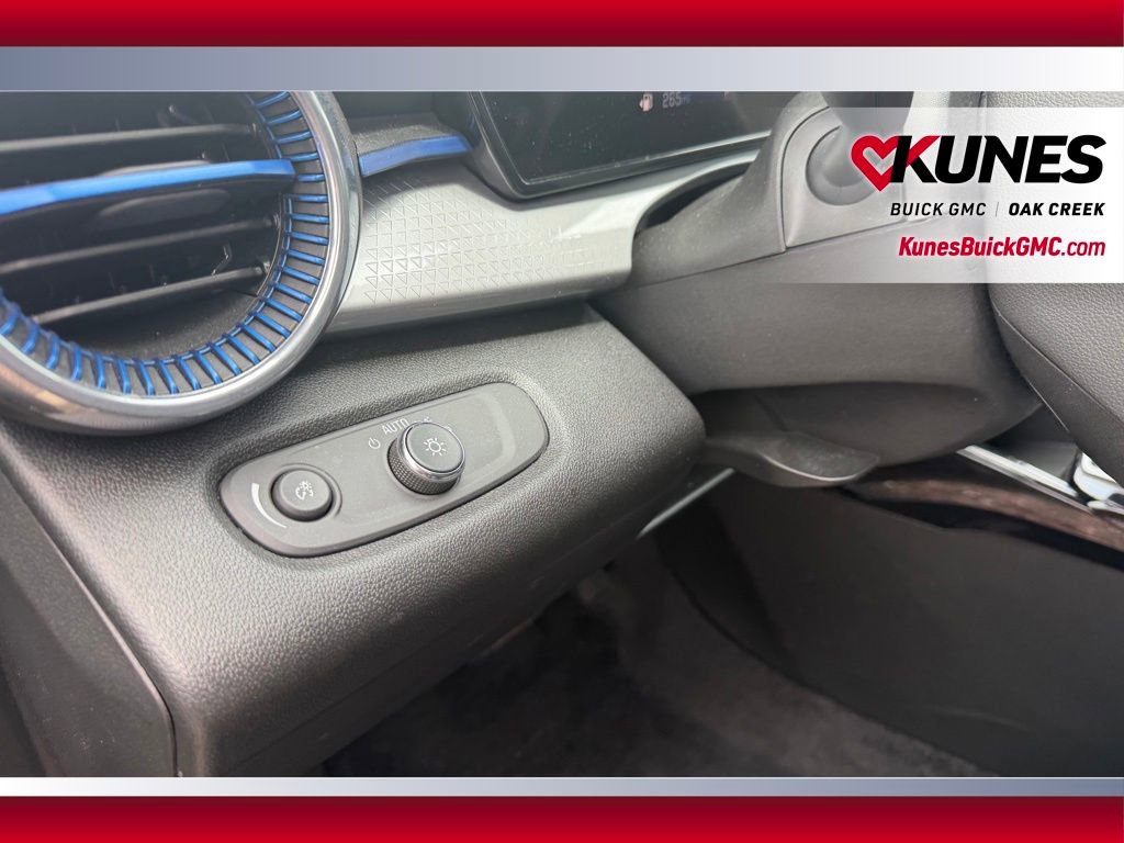 Used 2025 Chevrolet Trax LT w/ LT Convenience Package FWD image 10
