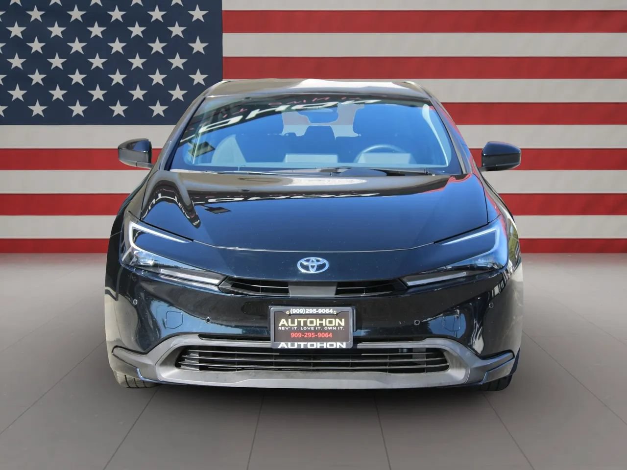 Used 2025 Toyota Prius LE FWD image 2