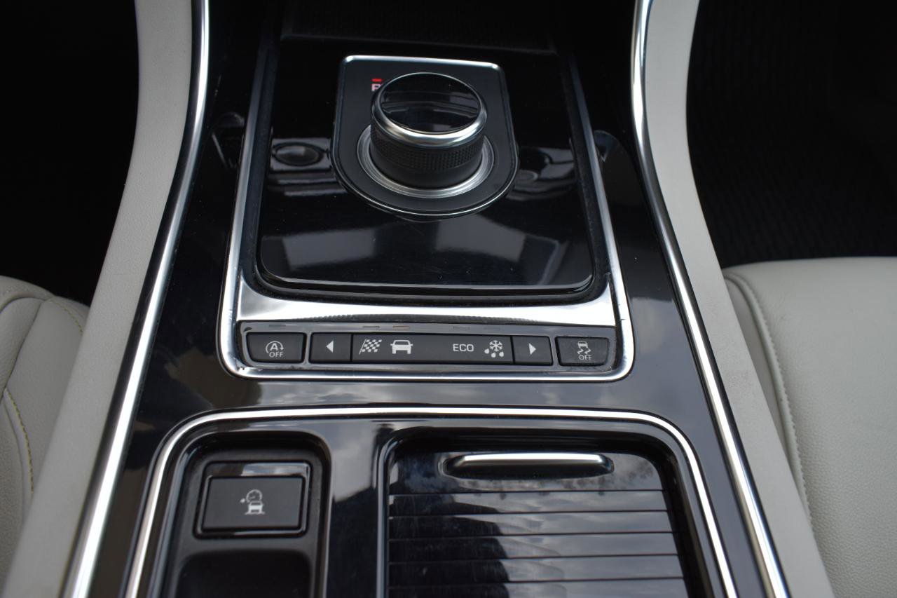 Used 2019 Jaguar XE Prestige RWD image 36