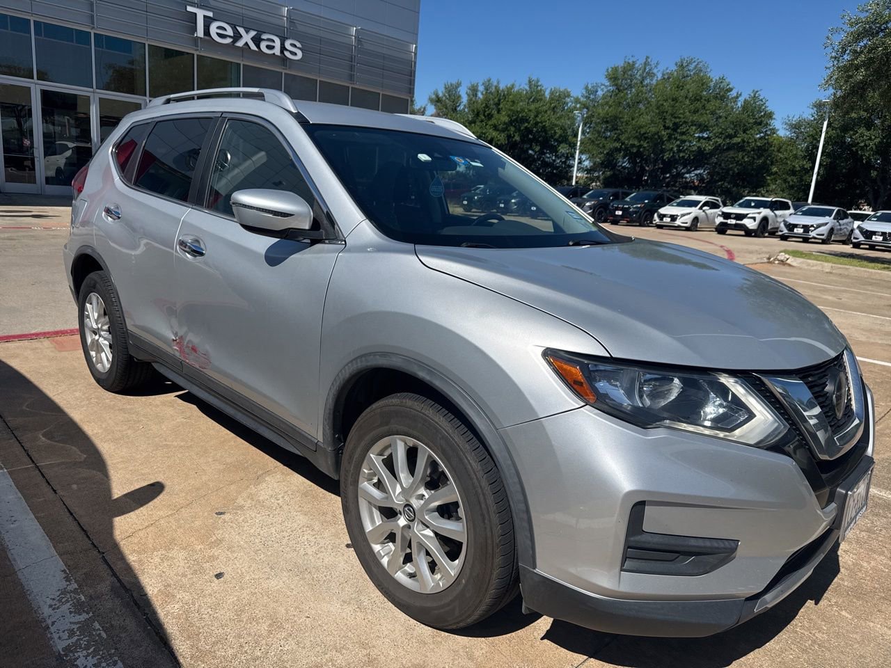 Used 2020 Nissan Rogue SV image 3