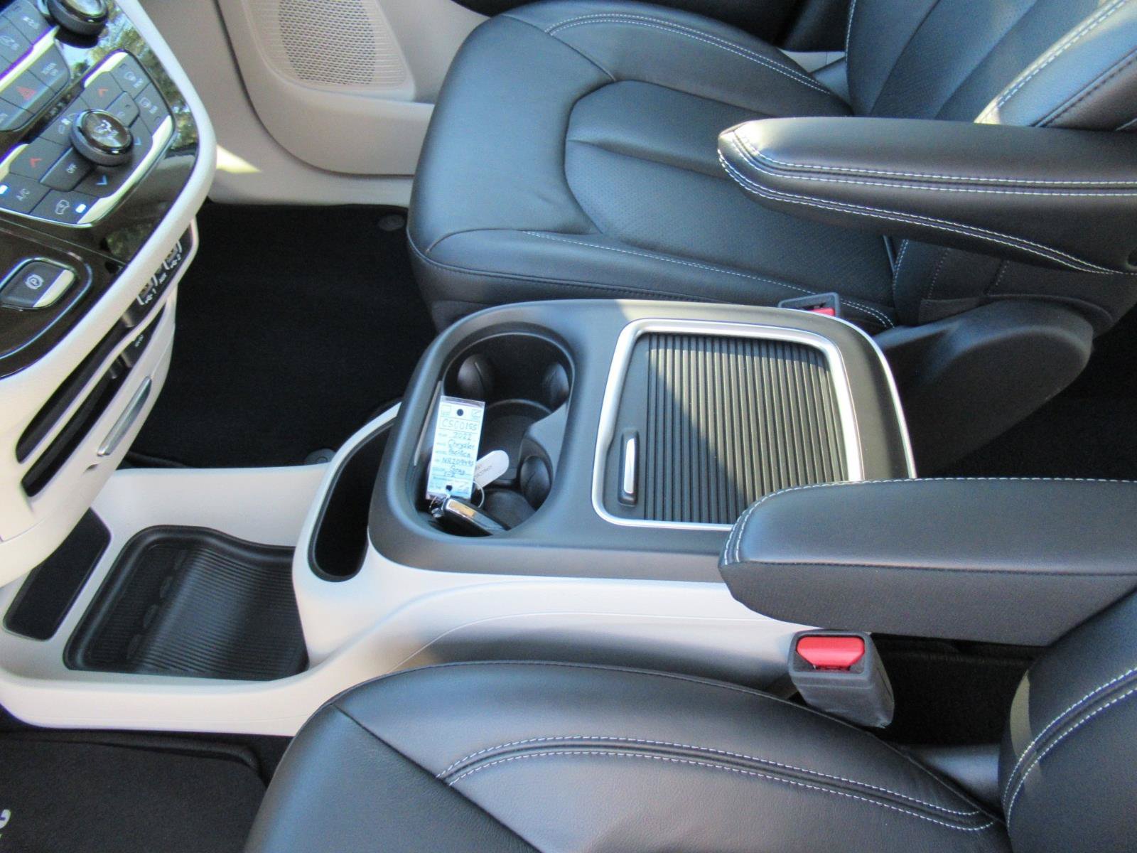 Used 2022 Chrysler Pacifica Touring-L AWD/4WD image 16