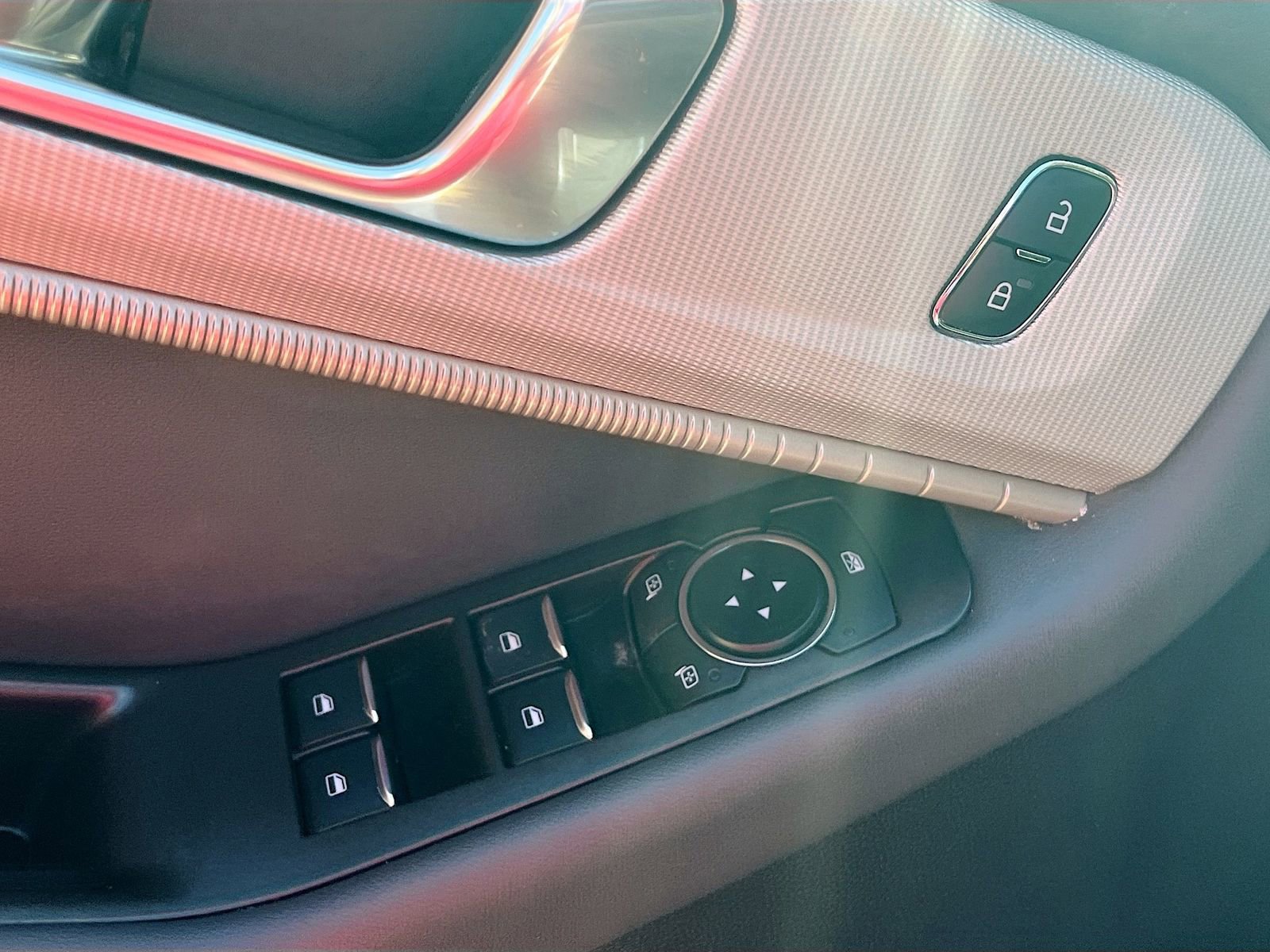 Used 2025 Ford Explorer Active w/ Active Comfort Package AWD/4WD image 18