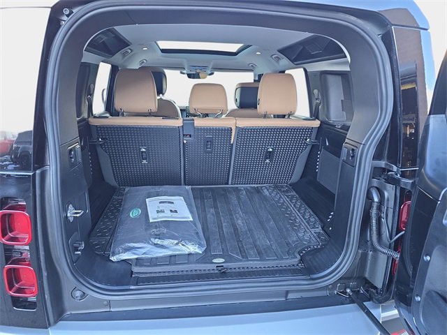 Used 2025 Land Rover Defender 110 S image 14