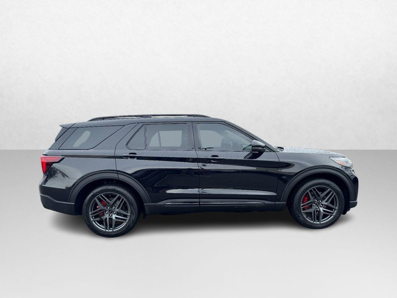 Used 2025 Ford Explorer ST image 4