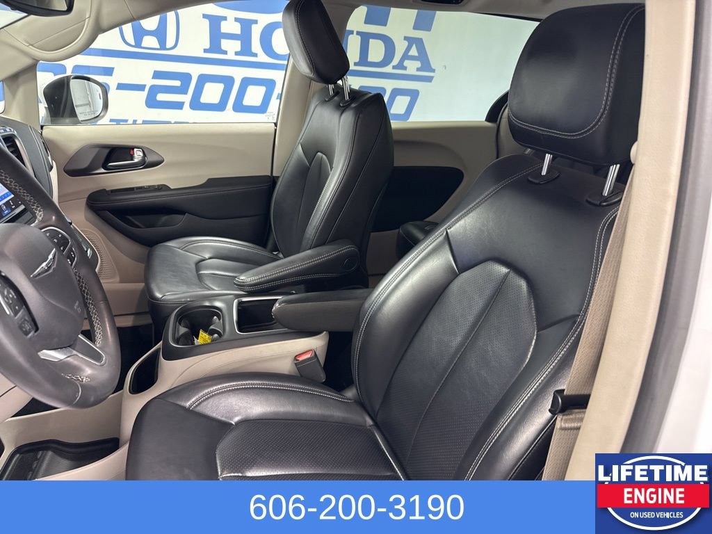 Used 2023 Chrysler Pacifica Touring-L FWD image 22
