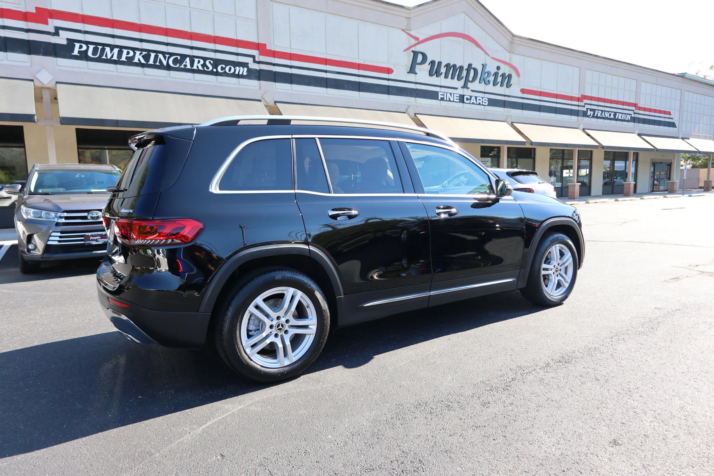 Used 2023 Mercedes-Benz GLB 250 4MATIC w/ Premium Package image 3