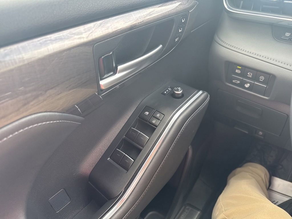 Used 2023 Toyota Highlander Platinum image 28