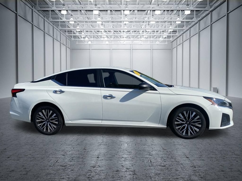 Used 2025 Nissan Altima 2.5 SV FWD image 4