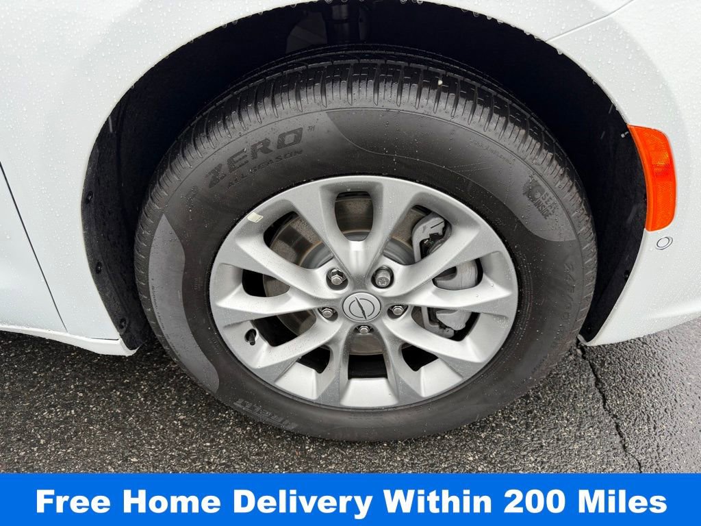 Used 2026 Chrysler Pacifica Select image 14