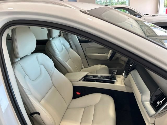 Used 2018 Volvo XC60 T6 Momentum w/ Vision Package AWD/4WD image 18