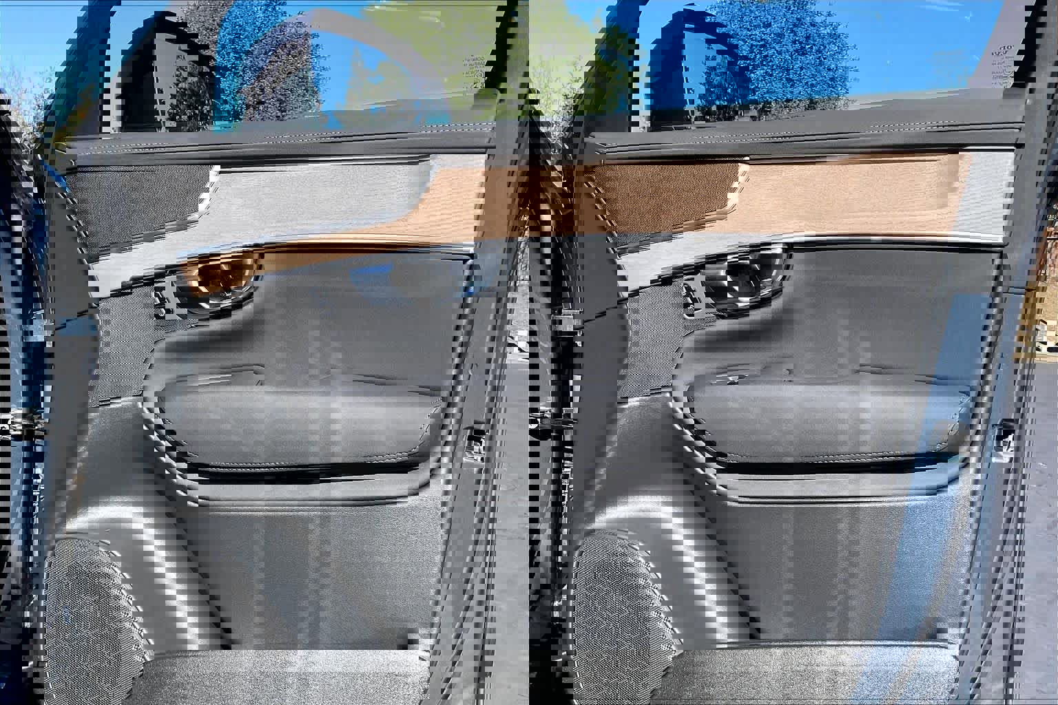 Used 2025 Volvo XC90 B6 Core w/ Protection Package Premier image 27