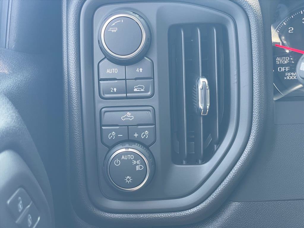 Used 2026 Chevrolet Silverado 1500 Custom w/ LPO, Dark Essentials Package AWD/4WD image 17