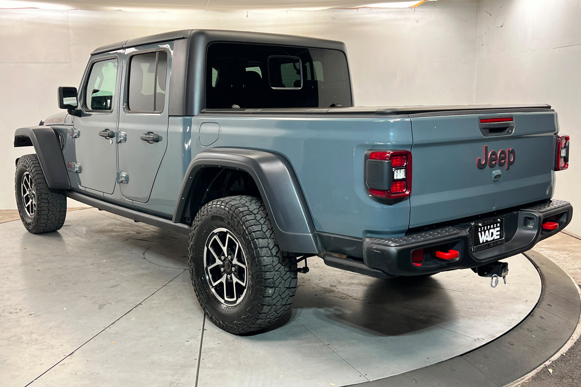 Used 2024 Jeep Gladiator Rubicon w/ Convenience Group AWD/4WD image 3