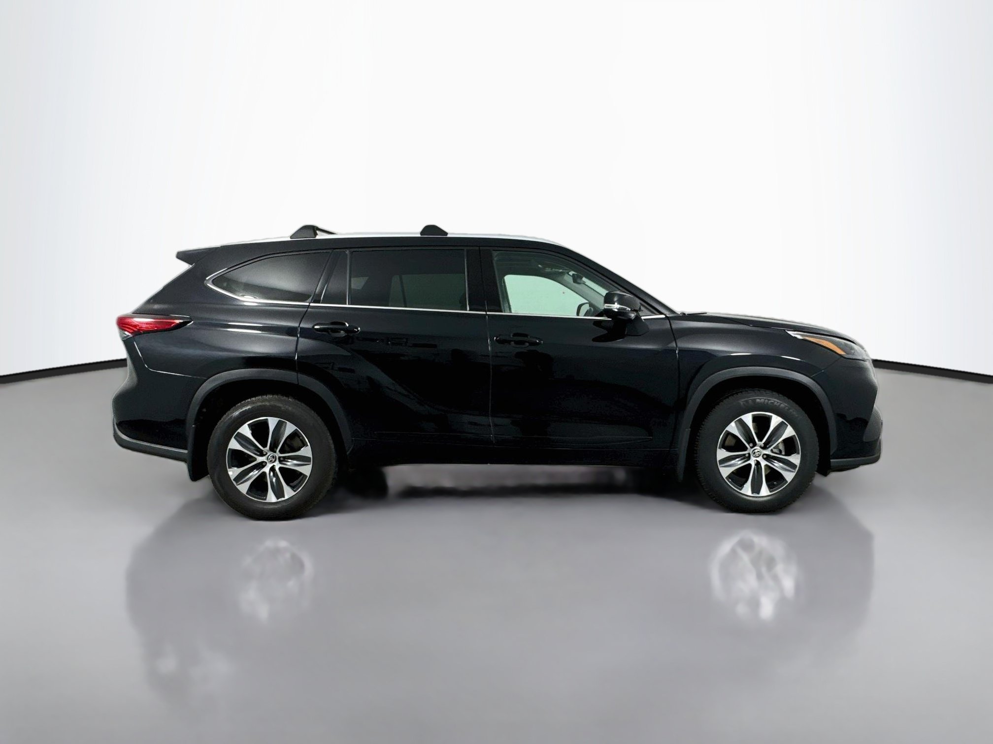 Used 2022 Toyota Highlander XLE AWD/4WD image 8