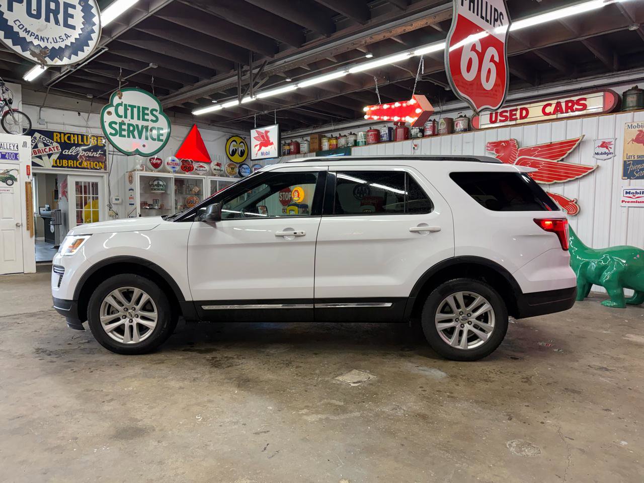 Used 2018 Ford Explorer XLT image 2