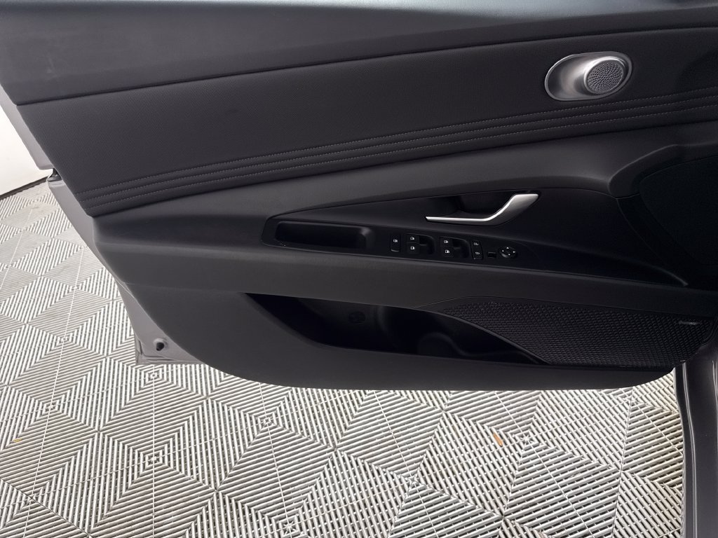 Certified 2025 Hyundai Elantra Limited FWD image 12