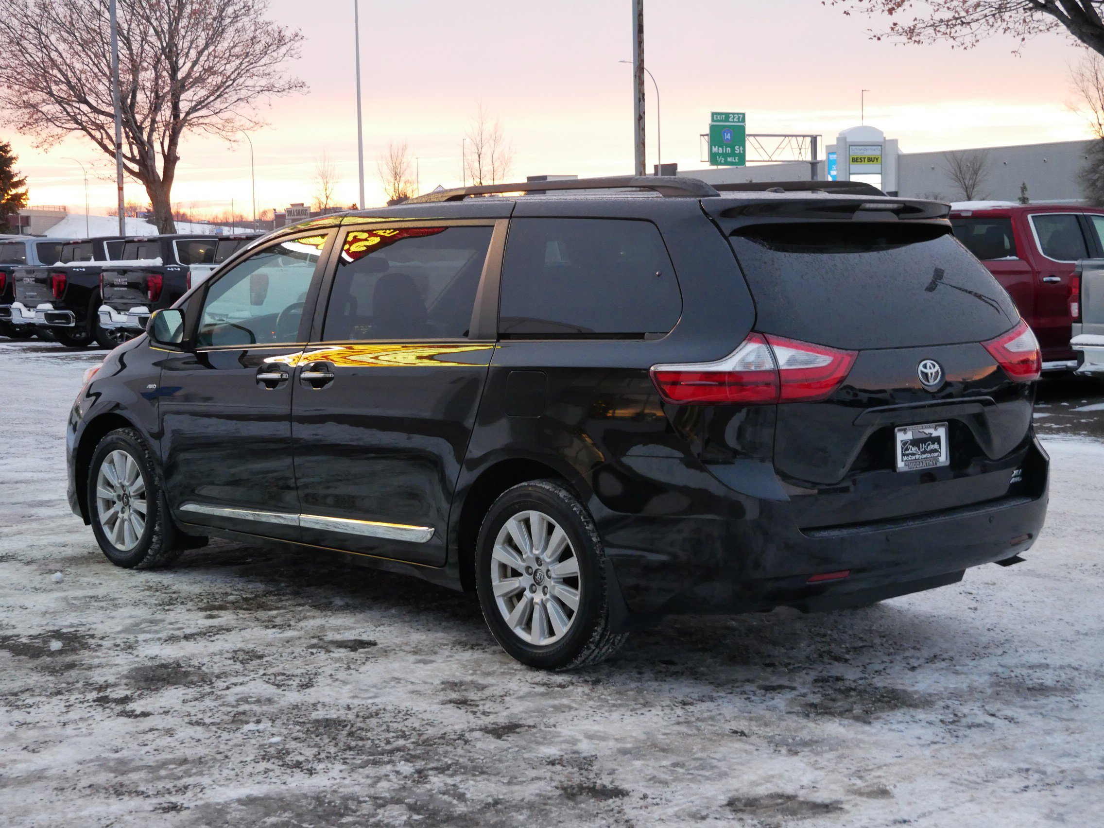Used 2017 Toyota Sienna XLE image 7