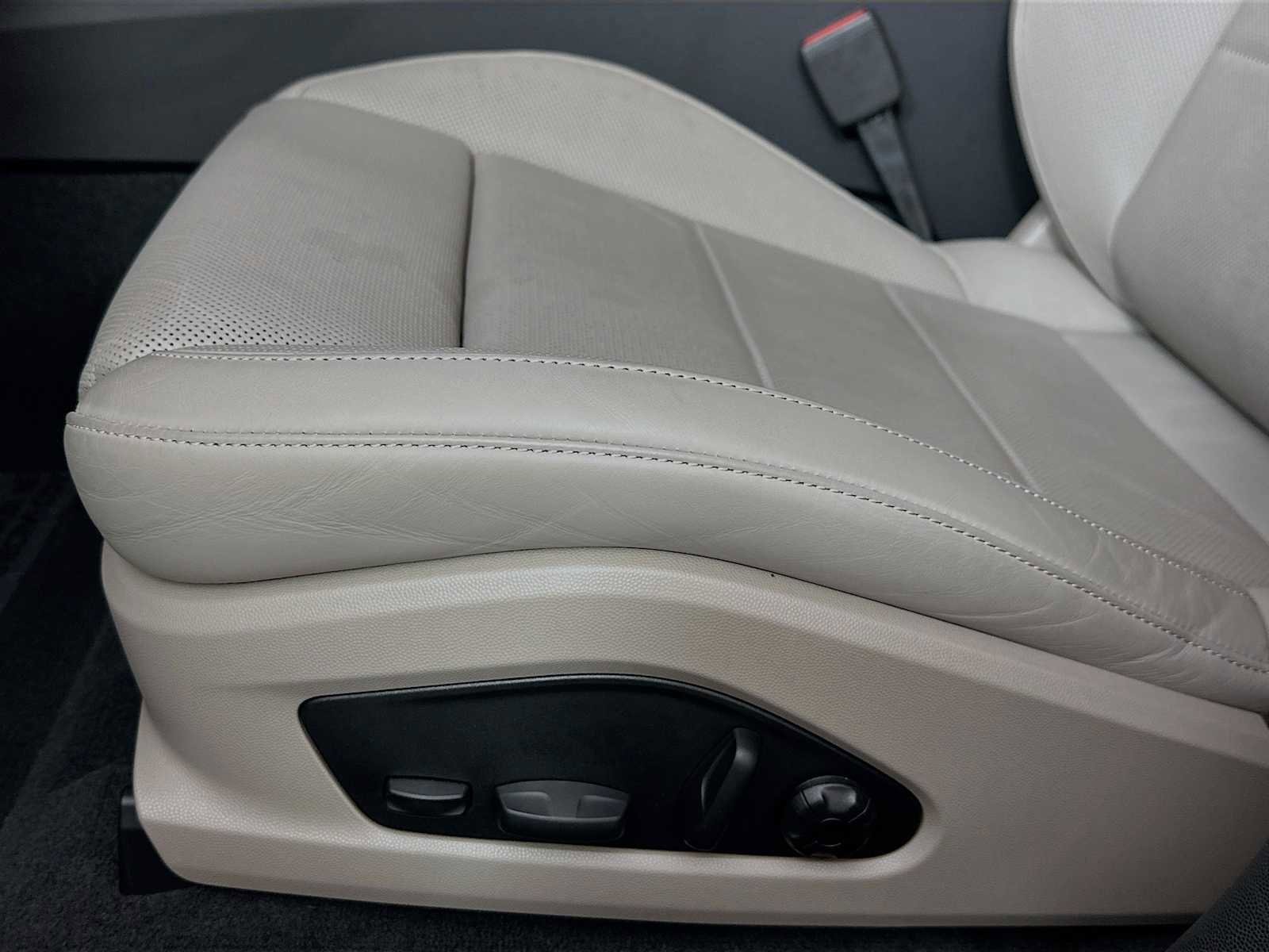 Certified 2025 Porsche Macan 4S Electric image 13