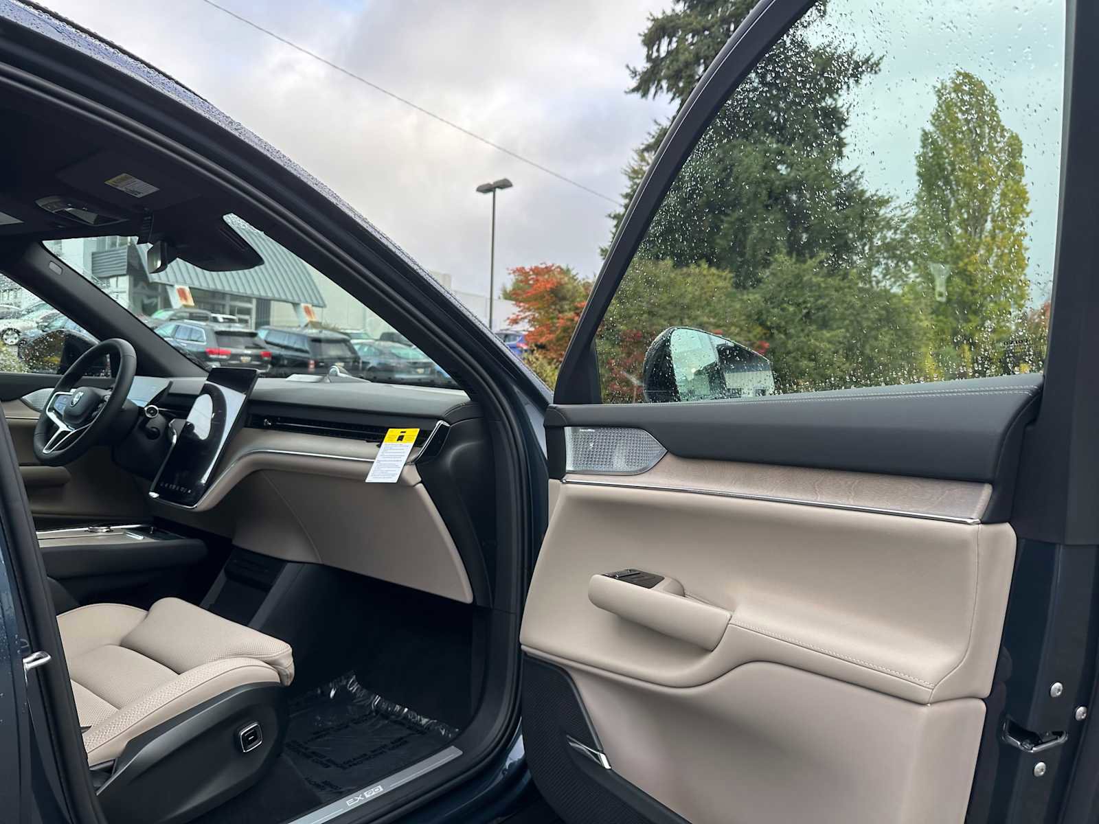 New 2025 Volvo EX90 Ultra w/ Protection Package Premier image 11