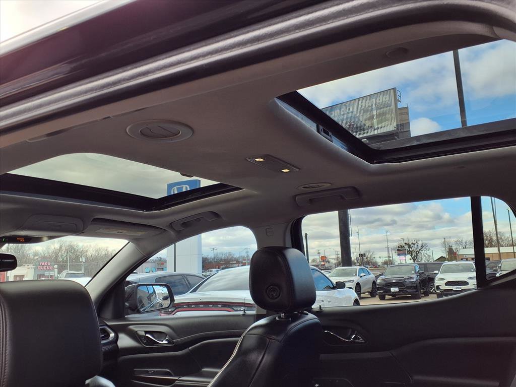 Used 2022 GMC Acadia AT4 w/ Technology Package image 17