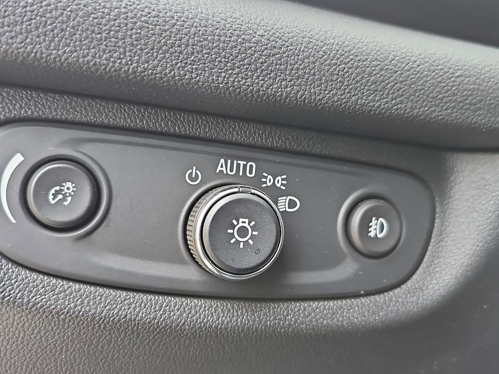 Used 2019 Buick Regal Essence w/ Driver Confidence Package I image 27