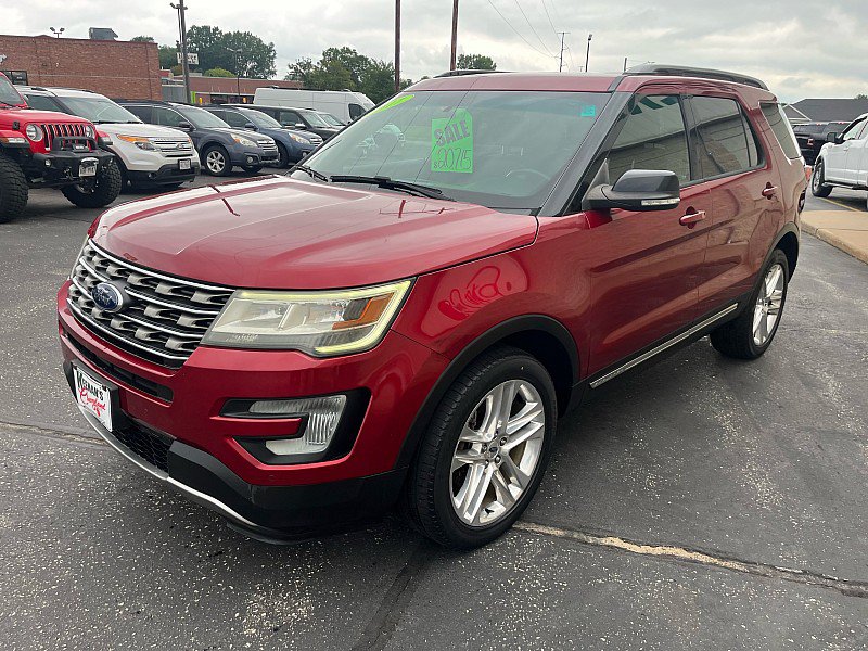 Used 2017 Ford Explorer XLT w/ Equipment Group 202A AWD/4WD image 4