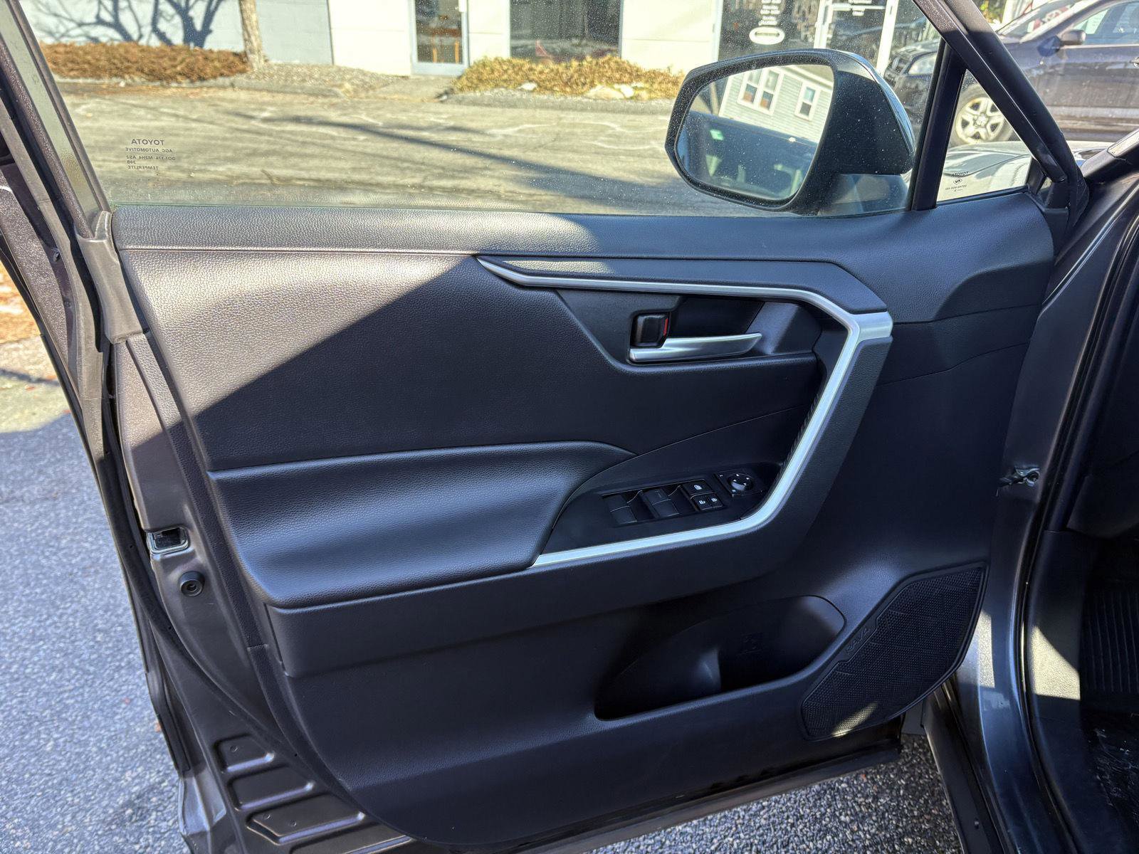 Used 2021 Toyota RAV4 XLE image 9