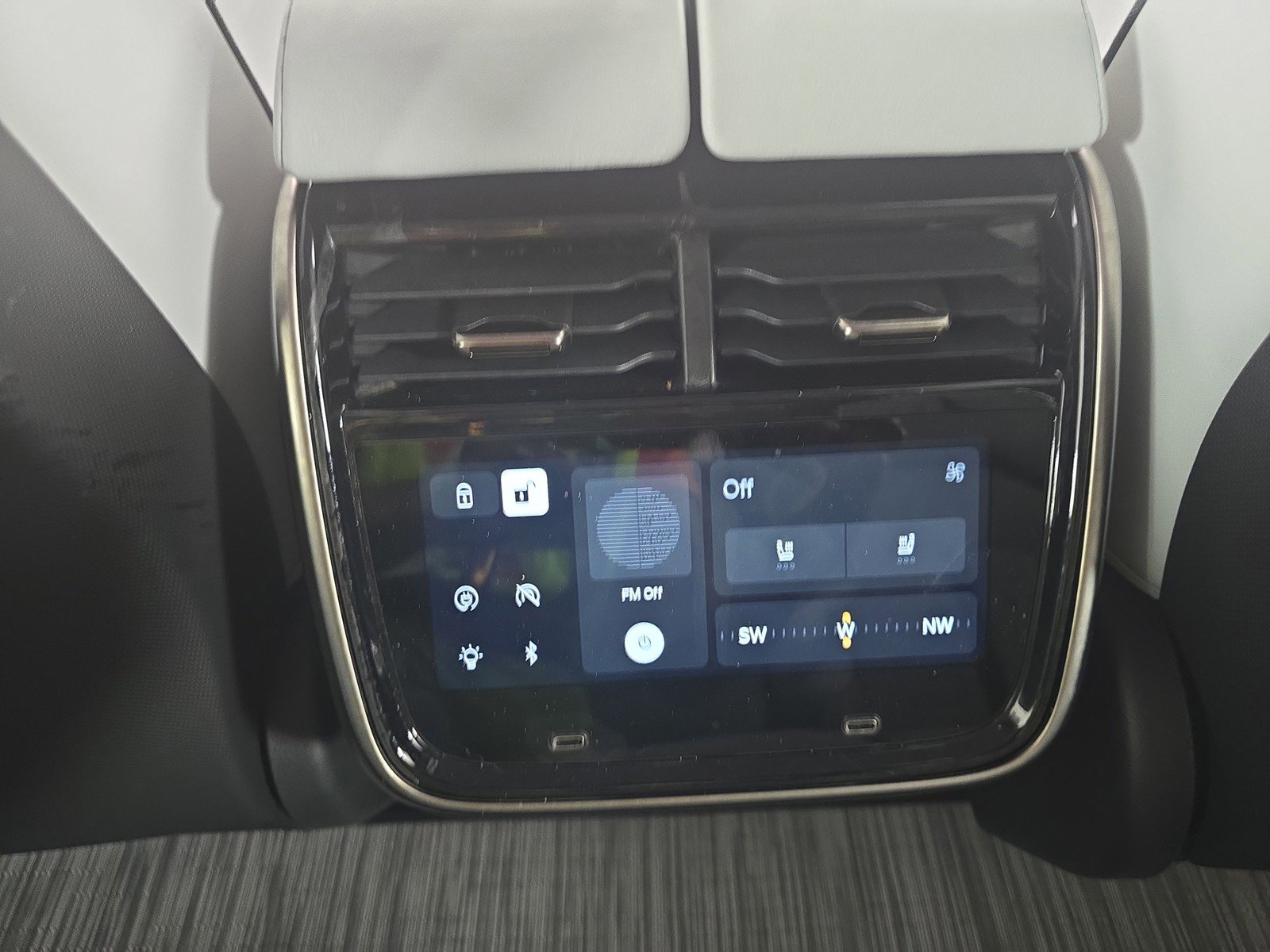 Used 2024 Rivian R1S Adventure image 30