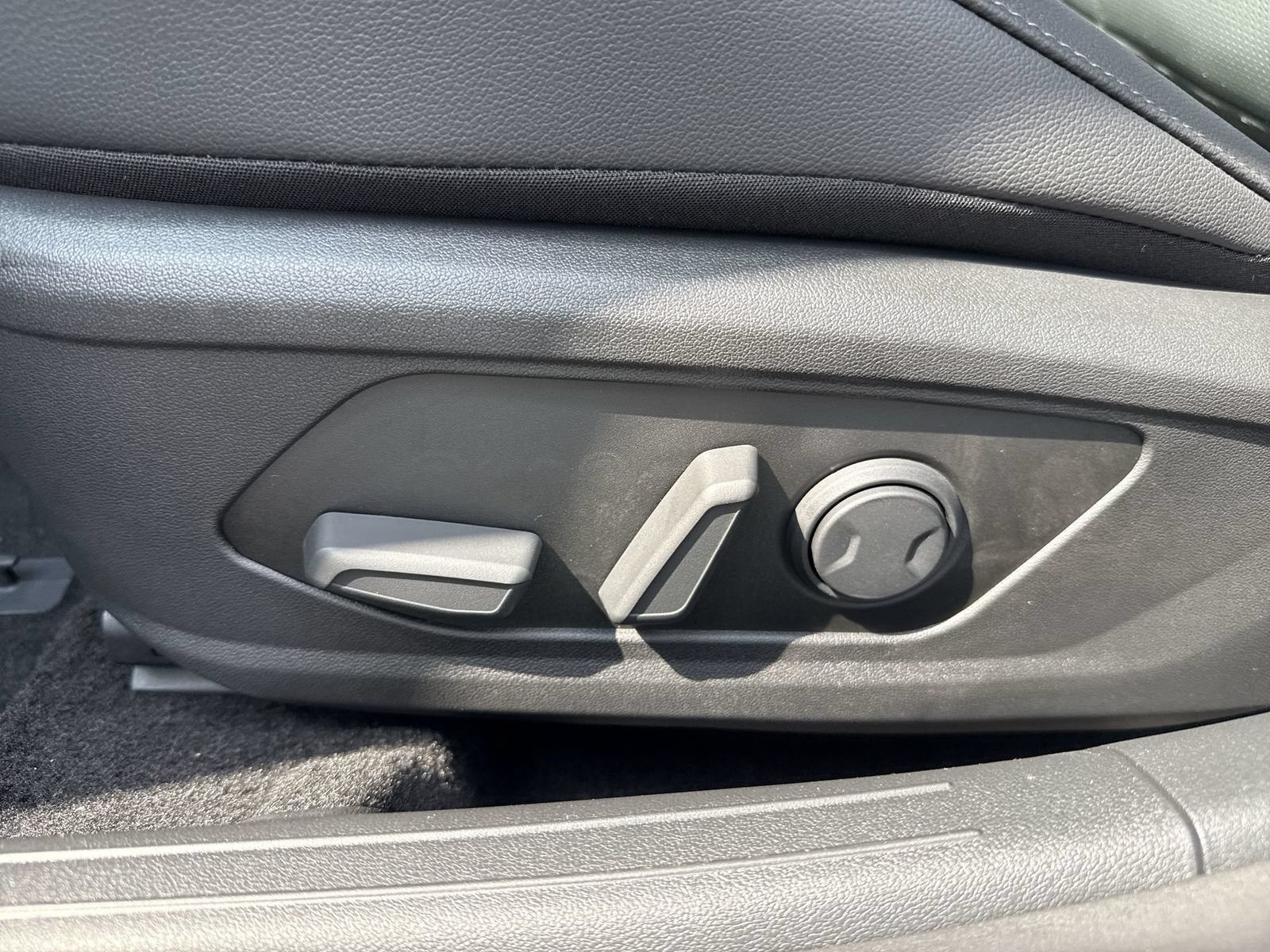 New 2026 Hyundai Elantra Limited FWD image 14